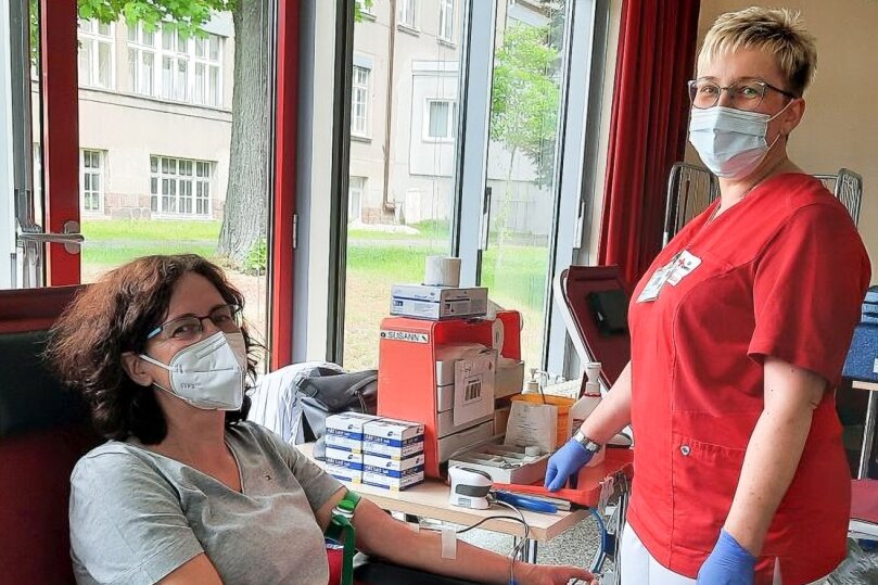 Blutspender dringend gesucht: Versorgungssicherheit in Mittelsachsen gefährdet - Routiniert: Bei der zweiten Mitarbeiter-Blutspendeaktion am Krankenhaus Mittweida spendete Oberärztin Maren Wilms (links) bereits zum 34. Mal ihr Blut. 