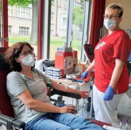 Blutspender in Mittelsachsen dringend gesucht - Routiniert: Bei der zweiten Mitarbeiter-Blutspendeaktion am Krankenhaus Mittweida spendete Oberärztin Maren Wilms (links) bereits zum 34. Mal ihr Blut. 