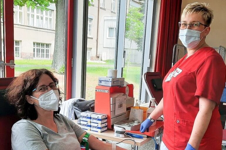 Routiniert: Bei der zweiten Mitarbeiter-Blutspendeaktion am Krankenhaus Mittweida spendete Oberärztin Maren Wilms (links) bereits zum 34. Mal ihr Blut. 