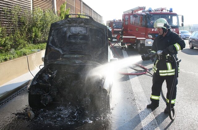 BMW auf A4 in Flammen - 