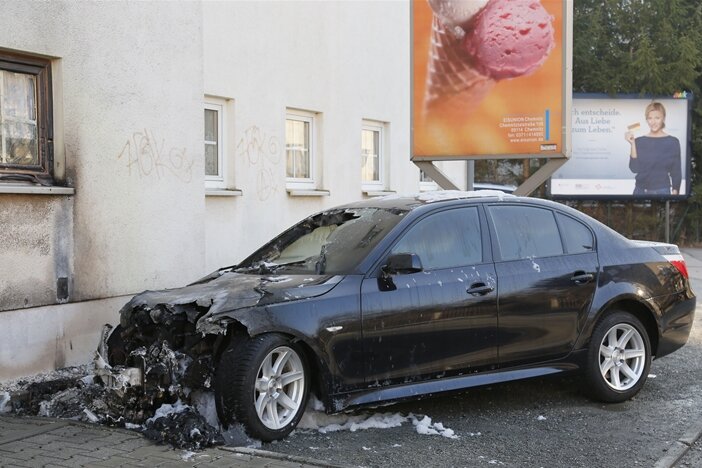 BMW ausgebrannt - Fassade verrußt - 