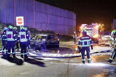 BMW brennt auf A4 bei Chemnitz - Der Wagen geriet auf der A4 während der Fahrt in Brand.