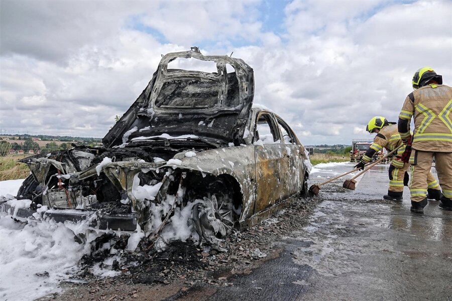 BMW brennt auf Autobahn 4 nahe Nossen lichterloh - Das Fahrzeug brannte vollständig aus.