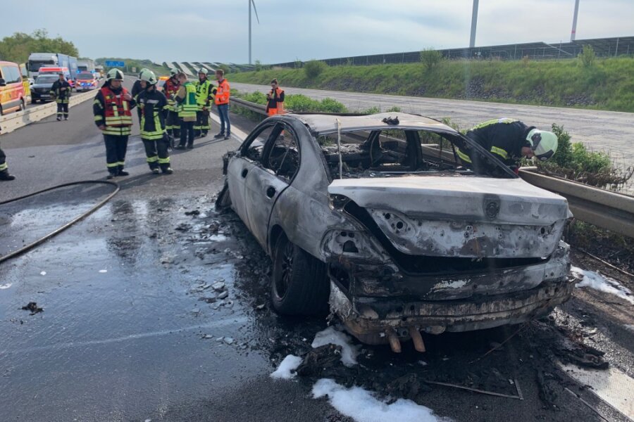 BMW brennt auf der A4: Kurzzeitige Vollsperrung und kilometerlanger Stau in beide Richtungen