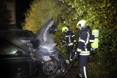 BMW brennt - Feuerwehr verhindert größeren Schaden - 