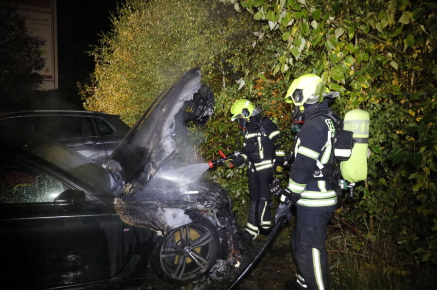 BMW brennt - Feuerwehr verhindert größeren Schaden - 
