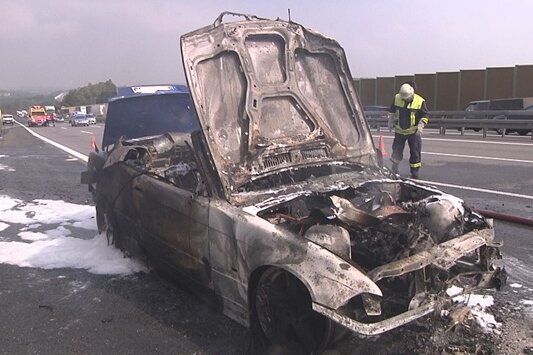 BMW Cabrio brennt auf Autobahn vollständig aus - 
