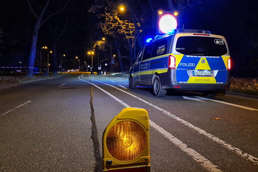 BMW-Fahrer flüchtet in Zwickau vor Polizei und wird angeschossen - Einsatzfahrzeuge in der Nacht in Zwickau.