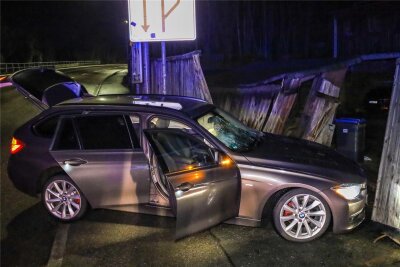 BMW-Fahrer verliert die Kontrolle: Hoher Schaden bei Unfall in Aue - Ein BMW-Fahrer hat in der Nacht zu Dienstag auf der B 169 die Kontrolle über sein Fahrzeug verloren.