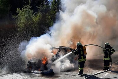 BMW gerät auf B 174 in Flammen - Die Kameraden der Feuerwehr Marienberg haben den Brand schnell unter Kontrolle gebracht. 