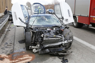 BMW i8 auf A 72 verunglückt - ein Verletzter - 
