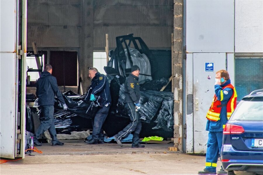 BMW in ganz Deutschland gestohlen: Mutmaßlicher Chef der Bande vor Gericht - Bei einer Razzia wurde im Mai in Heyda eine Auto-Bande ausgehoben. Der mutmaßliche Kopf der Bande steht nun vor Gericht. 