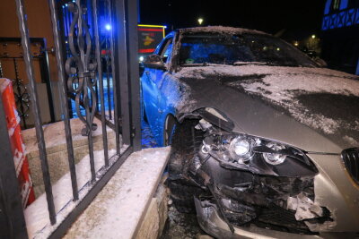 BMW kollidiert mit Mauer - Zwei Verletzte - 