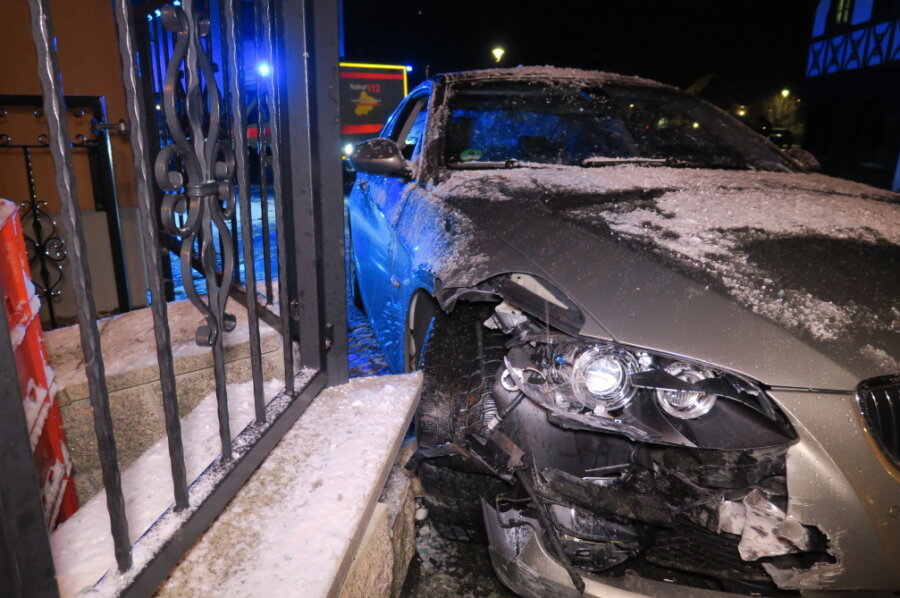 BMW kollidiert mit Mauer - Zwei Verletzte