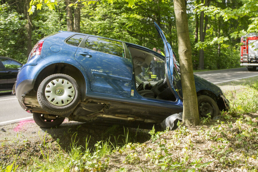 BMW kracht auf VW - Auffahrunfall mit Verletzten auf B 101 - Der VW wurde in den Straßengraben geschleudert.