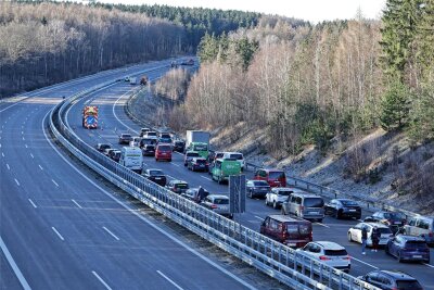BMW kracht in Leitplanke: A4 bei Limbach-Oberfrohna wieder frei - Zwei Stunden lang war die A4 in der Nähe von Limbach-Oberfrohna am Sonntag gesperrt.
