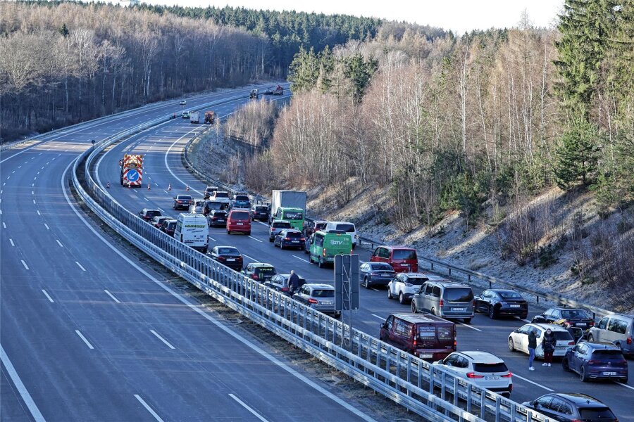 BMW kracht in Leitplanke: A4 bei Limbach-Oberfrohna wieder frei - Zwei Stunden lang war die A4 in der Nähe von Limbach-Oberfrohna am Sonntag gesperrt.