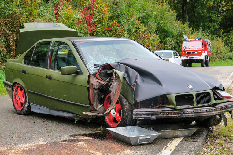 BMW prallt in Toreinfahrt - Zwei Verletzte - 