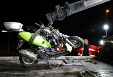 BMW rammt Motorroller - 17-Jähriger schwer verletzt - 