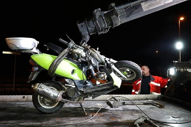 BMW rammt Motorroller - 17-Jähriger schwer verletzt - 