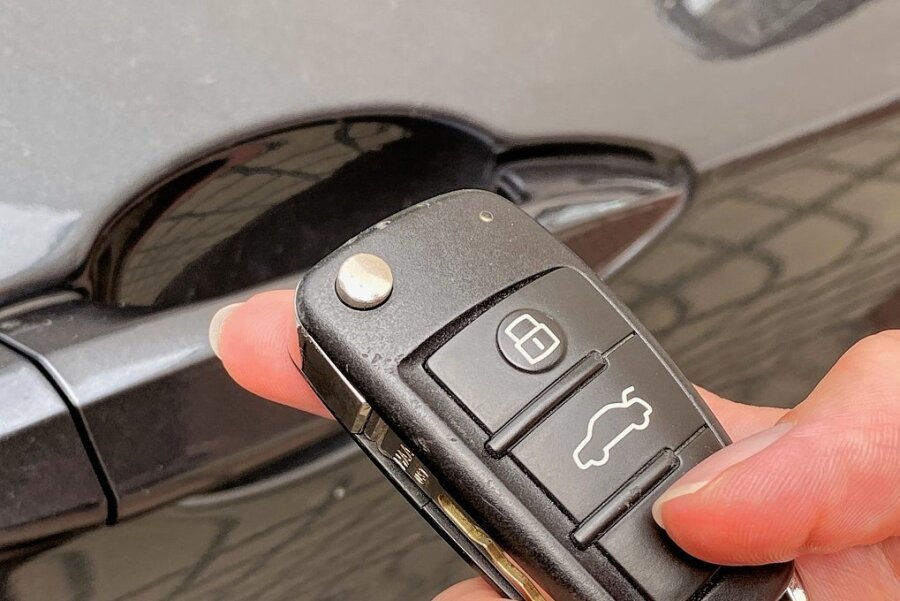 BMW weg: Komfortschlüssel wird Besitzer zum Verhängnis - Heutige Autoschlüssel öffnen das Fahrzeug via Funksignal - mit dem Keyless-System benötigt man nicht mal mehr einen Schlüssel.