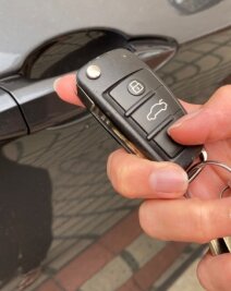 BMW weg: Komfortschlüssel wird zum Verhängnis - Heutige Autoschlüssel öffnen das Fahrzeug via Funksignal - mit dem Keyless-System benötigt man nicht mal mehr einen Schlüssel. 