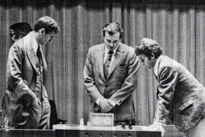 Bobby Fischers Absturz vom Schach-Olymp - Showdown auf der Insel: Der Amerikaner Bobby Fischer (links) und der Russe Boris Spasski bei einer ihrer Begegnungen im Kampf um Schachgroßmeisterwürden im Sommer 1972. 