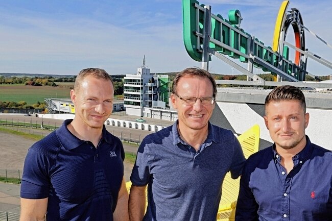 Bobpilot gastiert auf dem Sachsenring - Der vierfache Olympiasieger Francesco Friedrich mit Lutz Oeser und Robert Dorn (von links) am Sachsenring. 