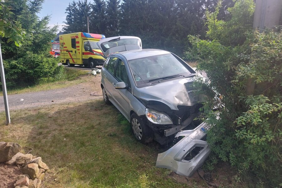 Bobritzsch-Hilbersdorf: Schwerer Unfall wegen Insekt im Auto - Ein Pkw kam bei einem Unfall am 26. Juni von der B 173 bei Bobritzsch-Hilbersdorf ab und prallte frontal gegen einen Mast.