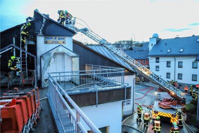 Bockau: 100.000 Euro Schaden nach Brand an Supermarkt - An Silvester musste die Feuerwehr zu dem Supermarkt in Bockau ausrücken.