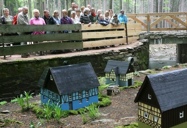 Bockau im Kleinformat feiert großes Jubiläum - 
              <p class="artikelinhalt">Staunend begutachten Wanderer die Schauanlage "Gretels Ruh", die vor 50 Jahren im Bockauer Wald erbaut wurde. </p>
            