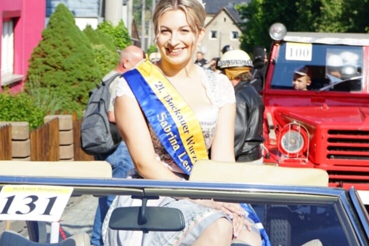Sabrina Lenk war vier Jahre Wurzelkönigin von Bockau. Am Sonnabend gibt sie ihr Amt ab und die Krone an ihre Nachfolgerin weiter. 