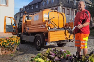 Bodo rettet Stadtgrün in Rochlitz: Unterwegs mit der Supergießkanne - Alle flüchten vor der Hitze in geschützte Räume. Bodo Lippmann mit dem 1800-Liter-Wassertank steht auch bei 36 Grad Celsius draußen.