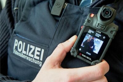 Bodycams kommen nun doch ins neue Polizeigesetz - Die Bodycams werden nun doch ins neue Polizeigesetz aufgenommen. Bisher werden sie nur im Rahmen eines Projektes in Leipzig erprobt. 