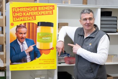 Rico Heinzig, Imker, steht neben einem Plakat mit dem Foto des Moderators Jan Böhmermann. Böhmermann sieht sich in seinen Persönlichkeitsrechten verletzt, der Imker aber auch. 