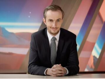 Böhmermann kündigt TV-Auszeit an - Jan Böhmermann sitzt in der Kulisse seiner Show «Neo Magazin Royale».