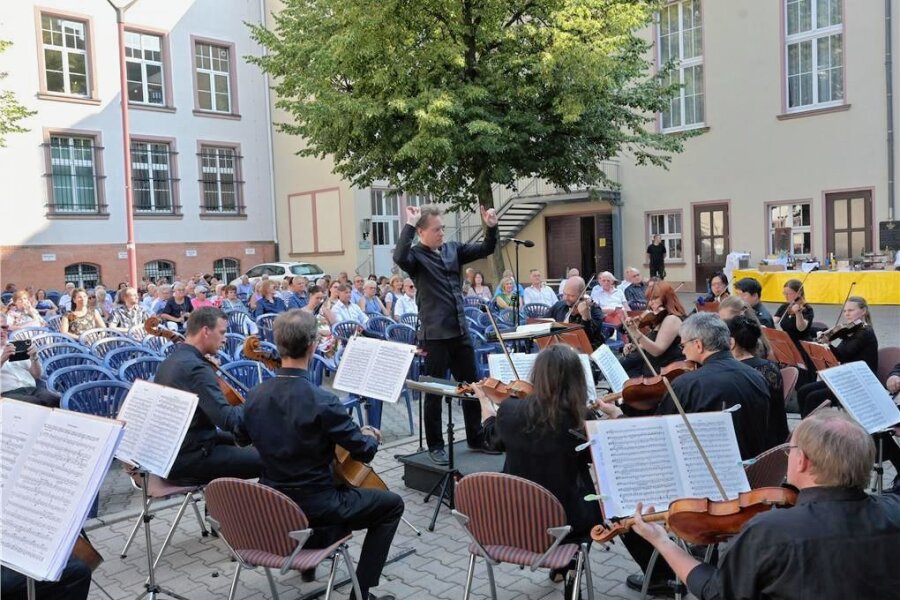 Böhmische Schätze im Fokus des Sommerkonzerts der Philharmonie in Aue - Die Erzgebirgische Philharmonie Aue hat zum Sommerkonzert in den Rathaushof in Aue eingeladen.