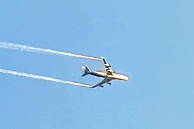 Boeing 747 lässt tonnenweise Kerosin über dem Erzgebirge ab: Wie gefährlich ist das? - Dieses Foto vom Kerosinablass der Boeing am 14. August über Aue hat Tino Fanghänel gemacht.