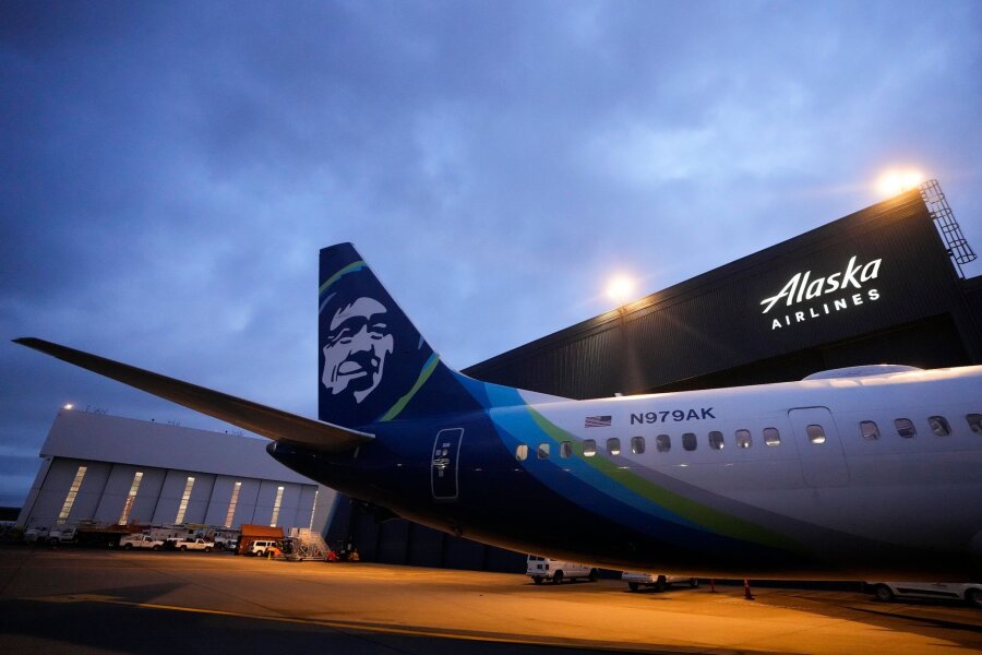Boeing zahlte Alaska Airlines Millionen für 737-Ausfall - Eine Boeing 737-9 Max von Alaska Airlines auf dem Seattle-Tacoma International Airport.