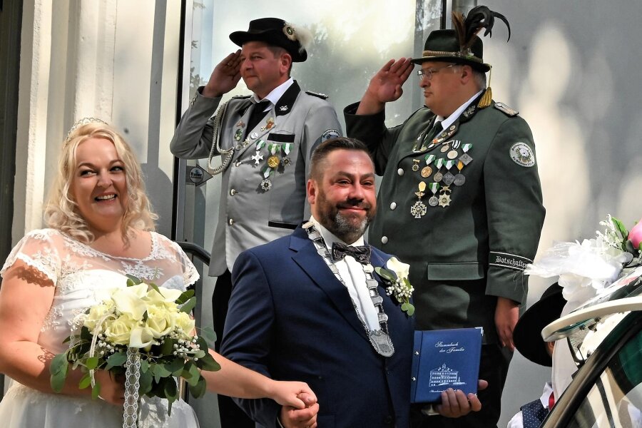 Böllerschüsse im Stadtpark: Wenn der Schützenkaiser Hochzeit feiert - Anett und Lars Hermann haben am Samstag in Hainichen geheiratet.