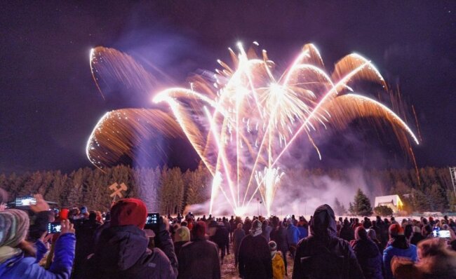 Böllerverbot: "Feuerwerk ist nicht der Auslöser der Gewalt" - Auch beim Feuerzauber in Kretscham vor wenigen Tagen ist Blackboxx-Pyrotechnik im Einsatz gewesen. "Unsere Firma hat sich 2022 an einem Pilotprojekt beteiligt, um gezielt junge Menschen auf die Gefahren von illegalen Böllern und den richtigen Umgang mit Feuerwerk hinzuweisen", sagt Pyrotechniker Andreas Voigt. 