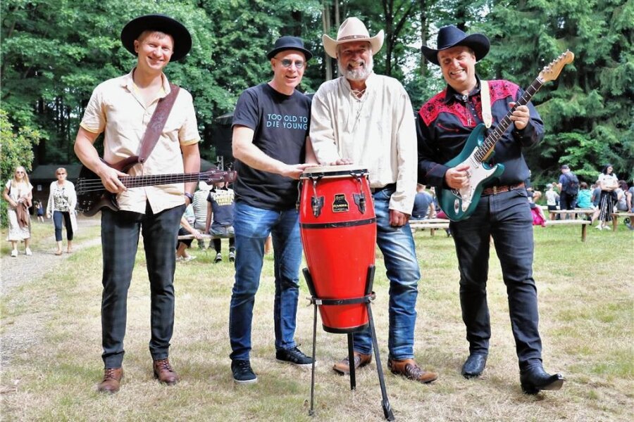 Börnichen lässt nicht nur die Puppen tanzen - Mario Breitling, Kristian Kaiser, Mirko Beck und Bernd Zacher (v.l.) sind die „Männer mit Hut“. Sie spielten zum Parkfest in Börnichen Countrymusik.