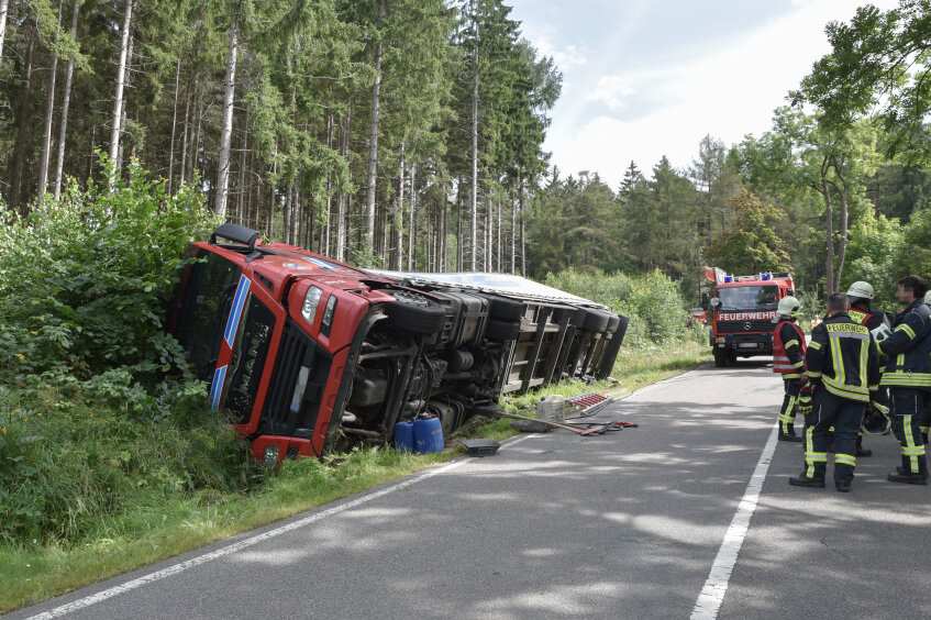 Börnichen: Lastwagen kippt in Straßengraben - 