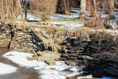 Böse Überraschung am Limbacher Dorfteich - Bei der Sanierung des unteren Dorfteiches in Limbach erlebte die Gemeinde eine böse Überraschung: Als das Wasser abgelassen war, brachen Teile der Teichmauer ein. Jetzt ist guter Rat teuer.