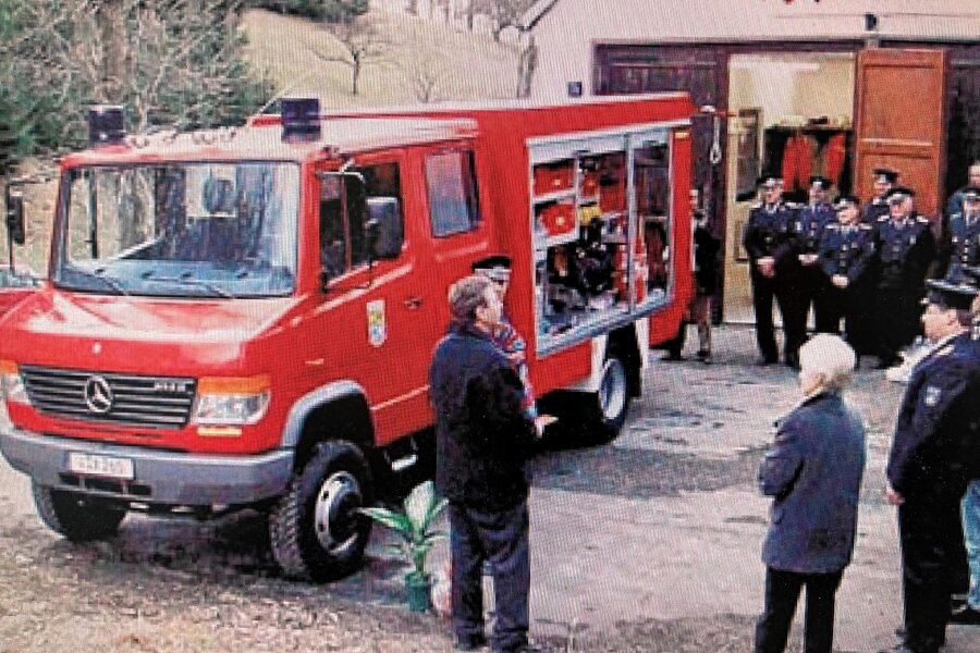 Bösenbrunn: 23 Jahre altes Feuerwehrauto streikt - Ein inzwischen historisches Foto: Die Übergabe des aktuellen Löschfahrzeugs an die Freiwillige Feuerwehr Bösenbrunn am 9. Februar 2001.