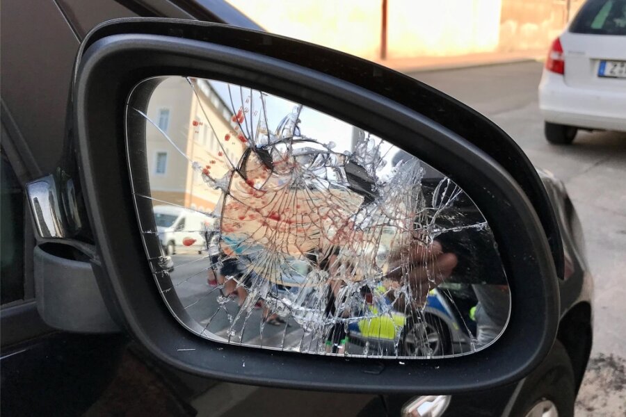 Böses Erwachen nach Parkfest: Mehrere Autos in Hainichen beschädigt - Einer der zerstörten Außenspiegel nach dem Parkfest in Hainichen. Die Polizei sicherte hier auch Blutspuren.