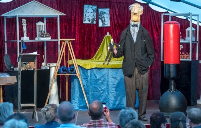 Kult-Puppe Arnold Böswetter, die der Potsdamer Wolfgang Lasch zum Leben erweckt, gehört fast schon zum Inventar bei den Puppentheatertagen. Samstagabend sorgte er vor rund 90 Gästen wieder für Lachsalven. 