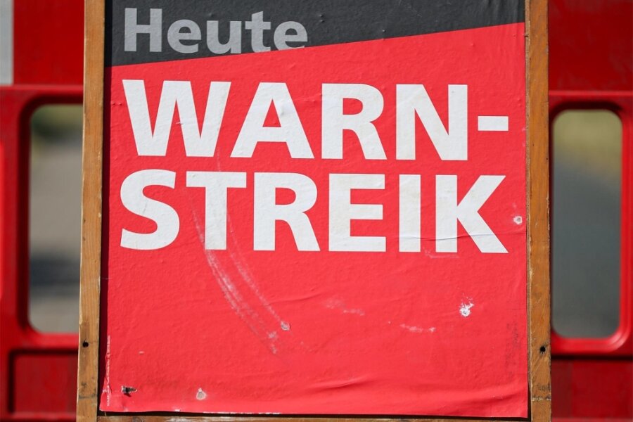Bofrost-Beschäftigte streiken in Adorf bei Chemnitz - „Heute Warnstreik“ steht symbolisch für Streiks, die Verdi für das Unternehmen bofrost angekündigt hat.