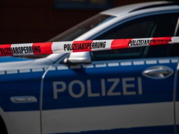 Bombe entschärft: A 72 bei Leipzig wieder frei -             Ein Polizeiauto steht hinter einem Absperrband der Polizei.