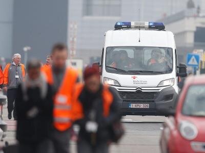 Bomben-Anschläge in Brüssel: Mindestens 13 Tote am Flughafen - Krankenwagen erreichen den Ort des Anschlags in Brüssel-Zaventem.